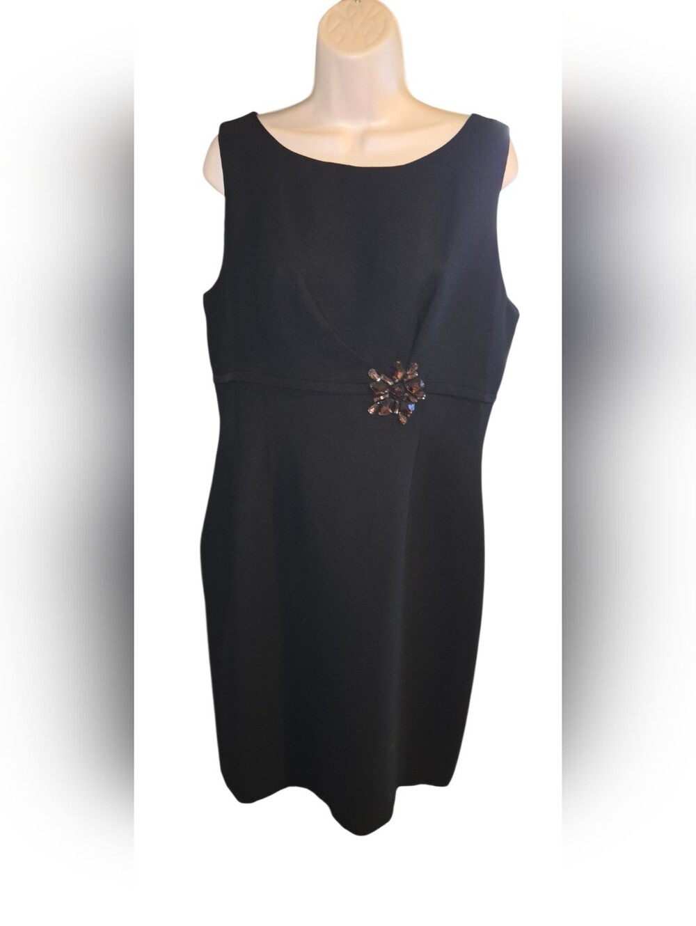 Jessica Howard Black Sleeveless Midi Sheath Dress with Decorative Brooch - Picture 2 of 13